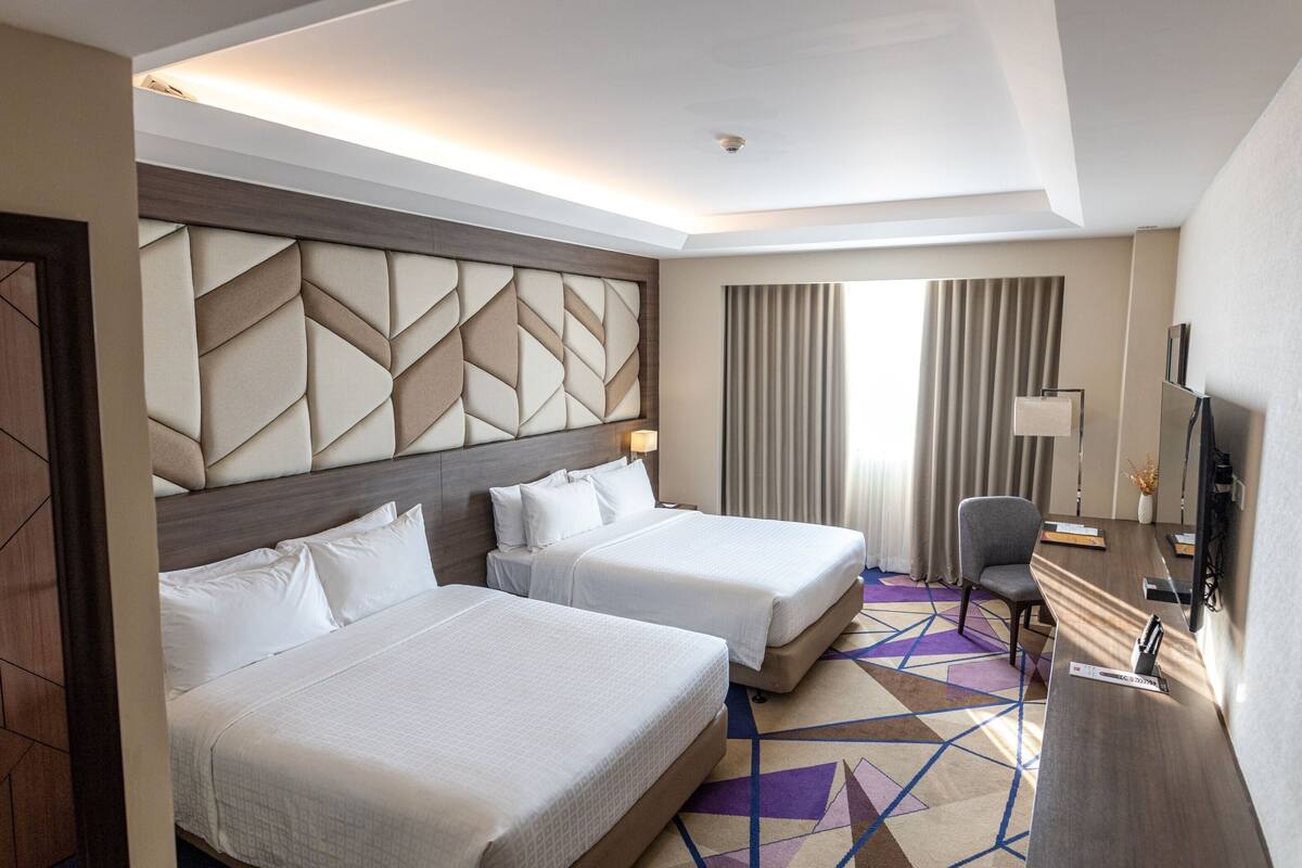 Club- Queen | Premium bedding, down comforters, minibar, in-room safe