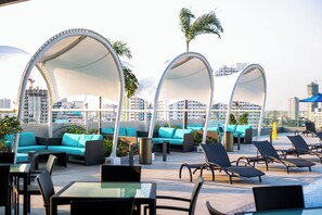 Una piscina cubierta, 2 piscinas al aire libre