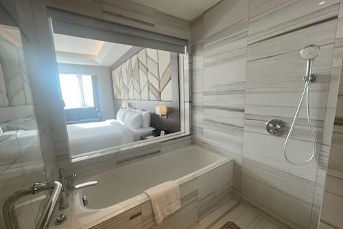 Club - King | Bathroom
