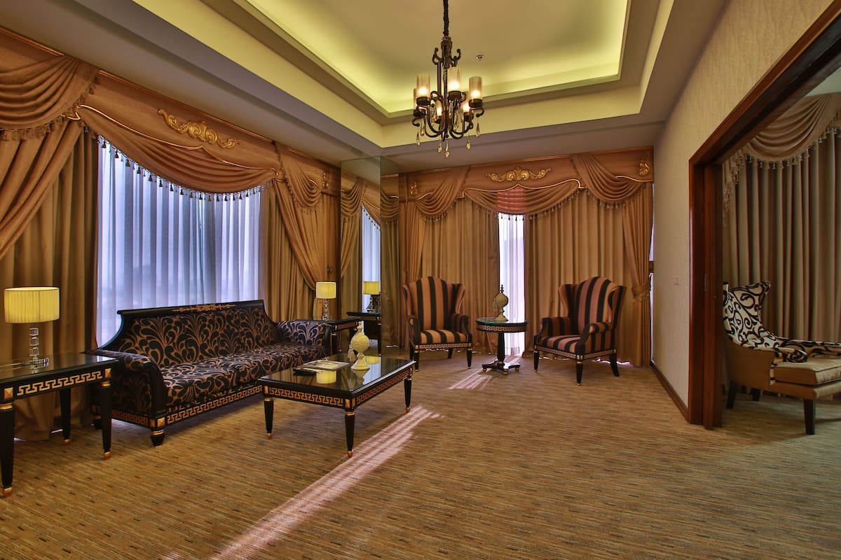 LUXENT SUITE | Living room | 46-inch Smart TV with cable channels, table tennis, MP3 dock