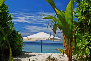 Privat strand i närheten, vit sandstrand och gratis strandcabanor