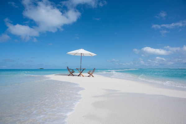 Private beach nearby, white sand, free beach cabanas, sun loungers