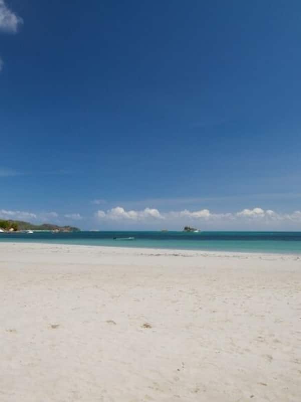Perto da praia, areia branca, toalhas de praia, prática de pesca
