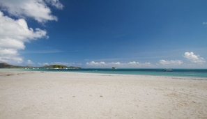 Vlak bij het strand, wit zand, strandlakens, vissen