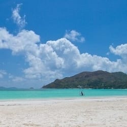 Perto da praia, areia branca, toalhas de praia, prática de pesca