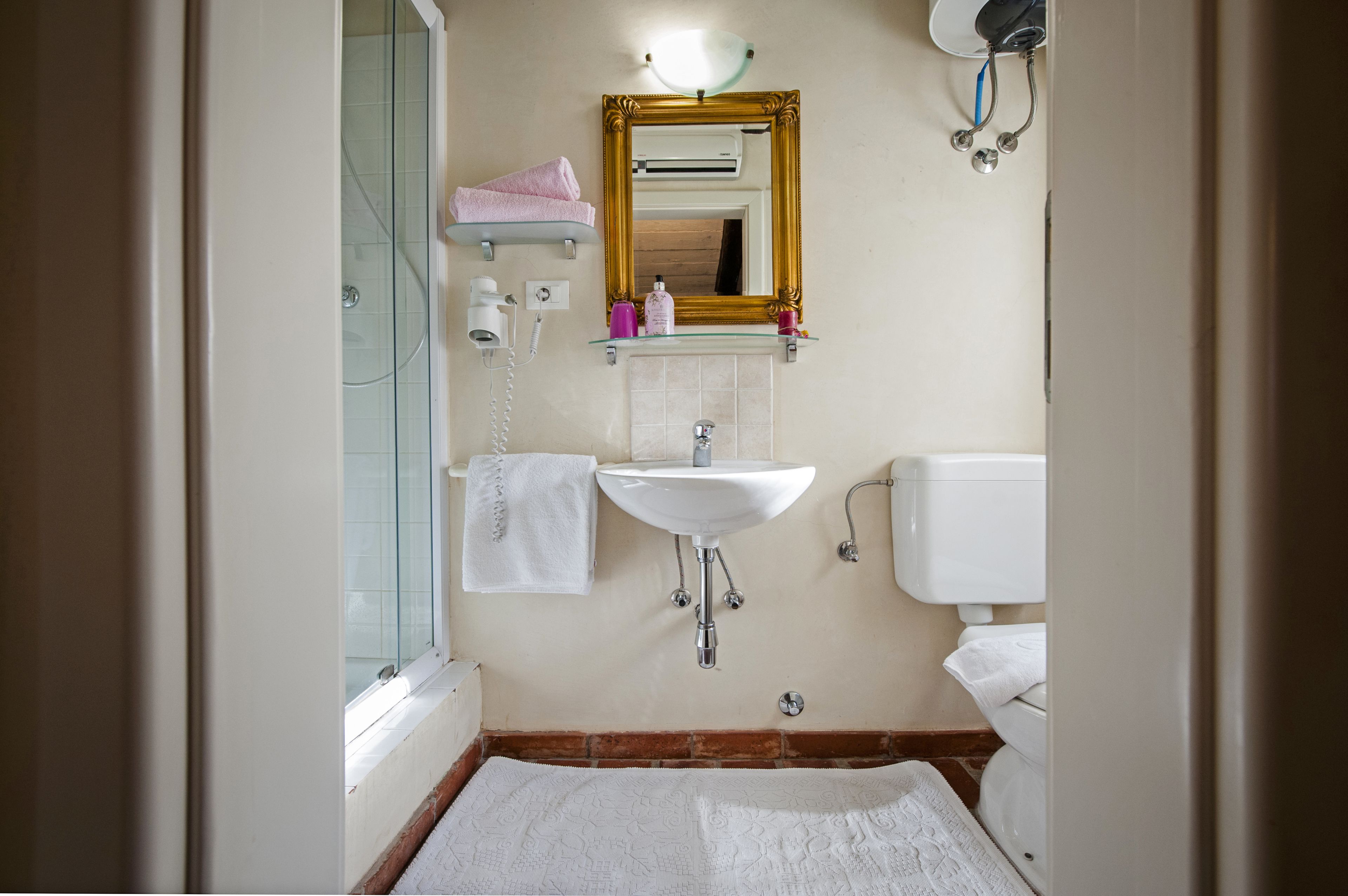 Habitación doble (Attic) | Baño | Regadera, secadora de cabello, toallas 