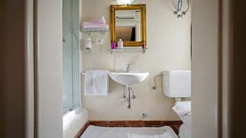 Habitación doble (Attic) | Baño | Regadera, secadora de cabello, toallas