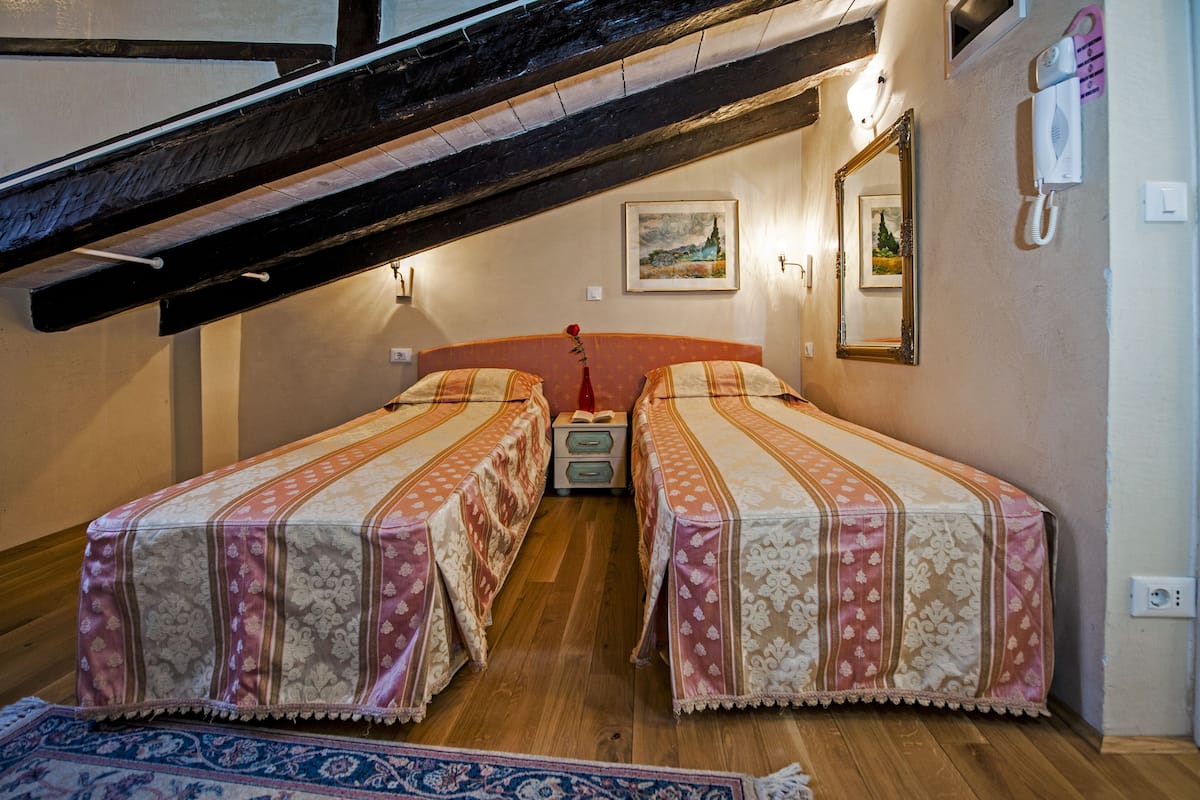 Tweepersoonskamer (Attic) | Een bureau, een laptopwerkplek, gratis wifi, beddengoed