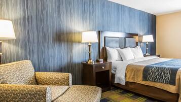 Standard Room, 1 King Bed, Non Smoking | In-room safe, individually furnished, desk, blackout drapes