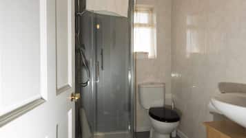 Triple Room | Bathroom | Shower, hair dryer, towels, soap