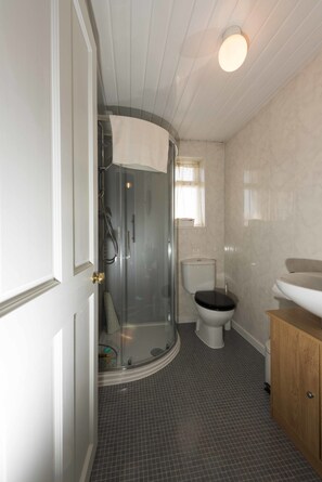 Triple Room | Bathroom | Shower, hair dryer, towels, soap