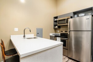 冰箱、微波炉、烤箱、炉灶