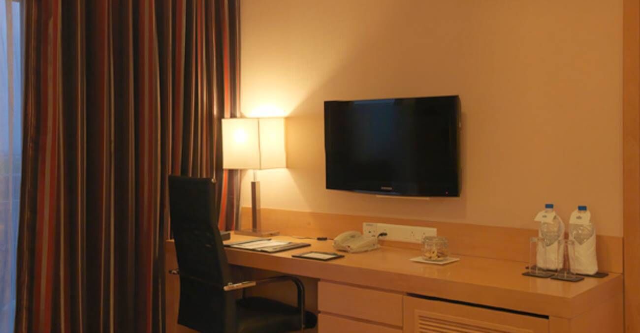 executive suite | living room | 32-inch lcd tv with satellite channels, tv, fireplace