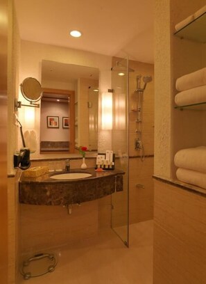 Douche, articles de toilette de luxe, sèche-cheveux, peignoirs