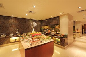 2 restaurants, breakfast, lunch, dinner served; international cuisine