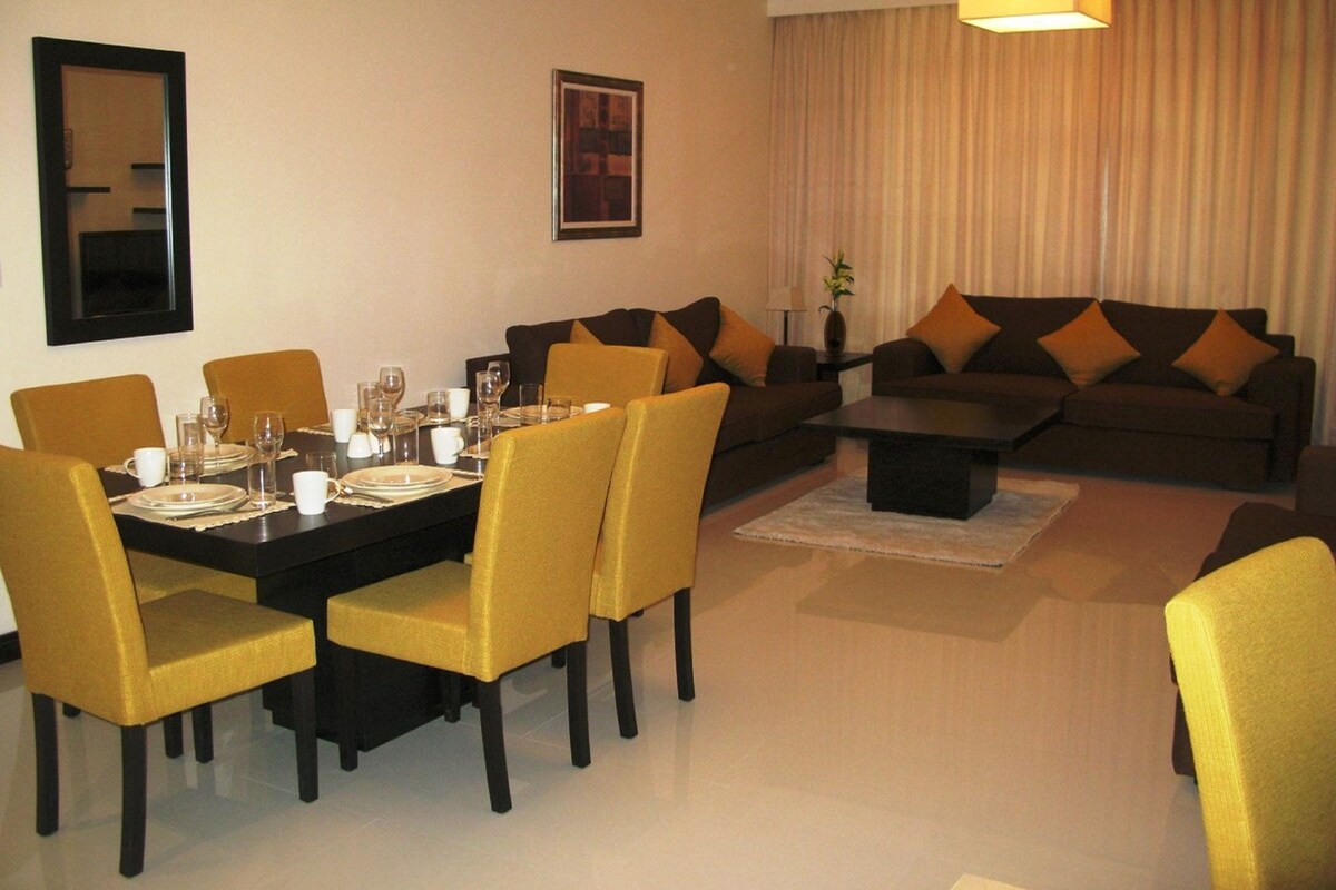 Dining | Breakfast, lunch and dinner served