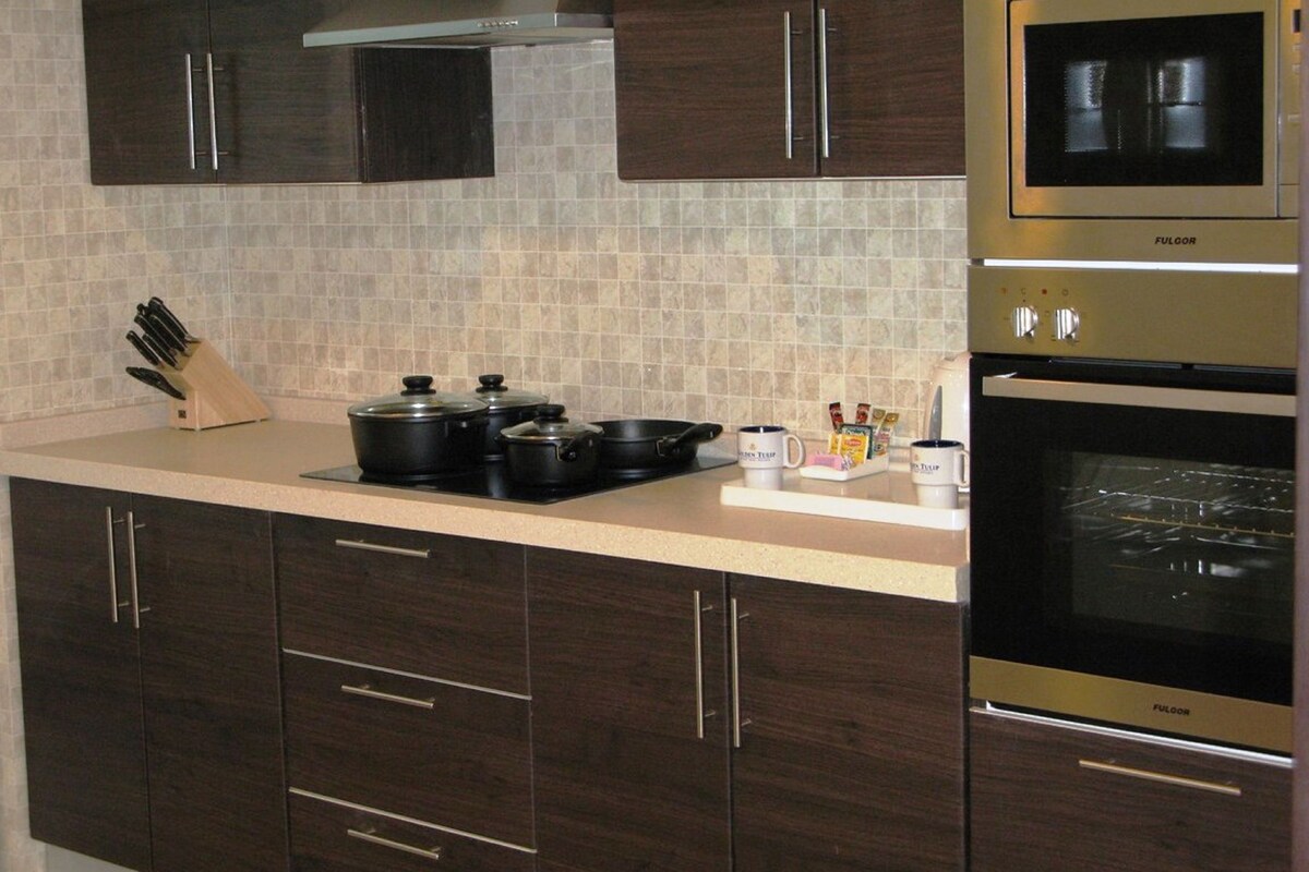Private kitchen | Stovetop, dishwasher, cookware/dishes/utensils
