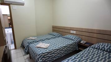 Quarto solteiro superior, 3 camas de solteiro | Cofres nos quartos, escrivaninha, cortinas blackout