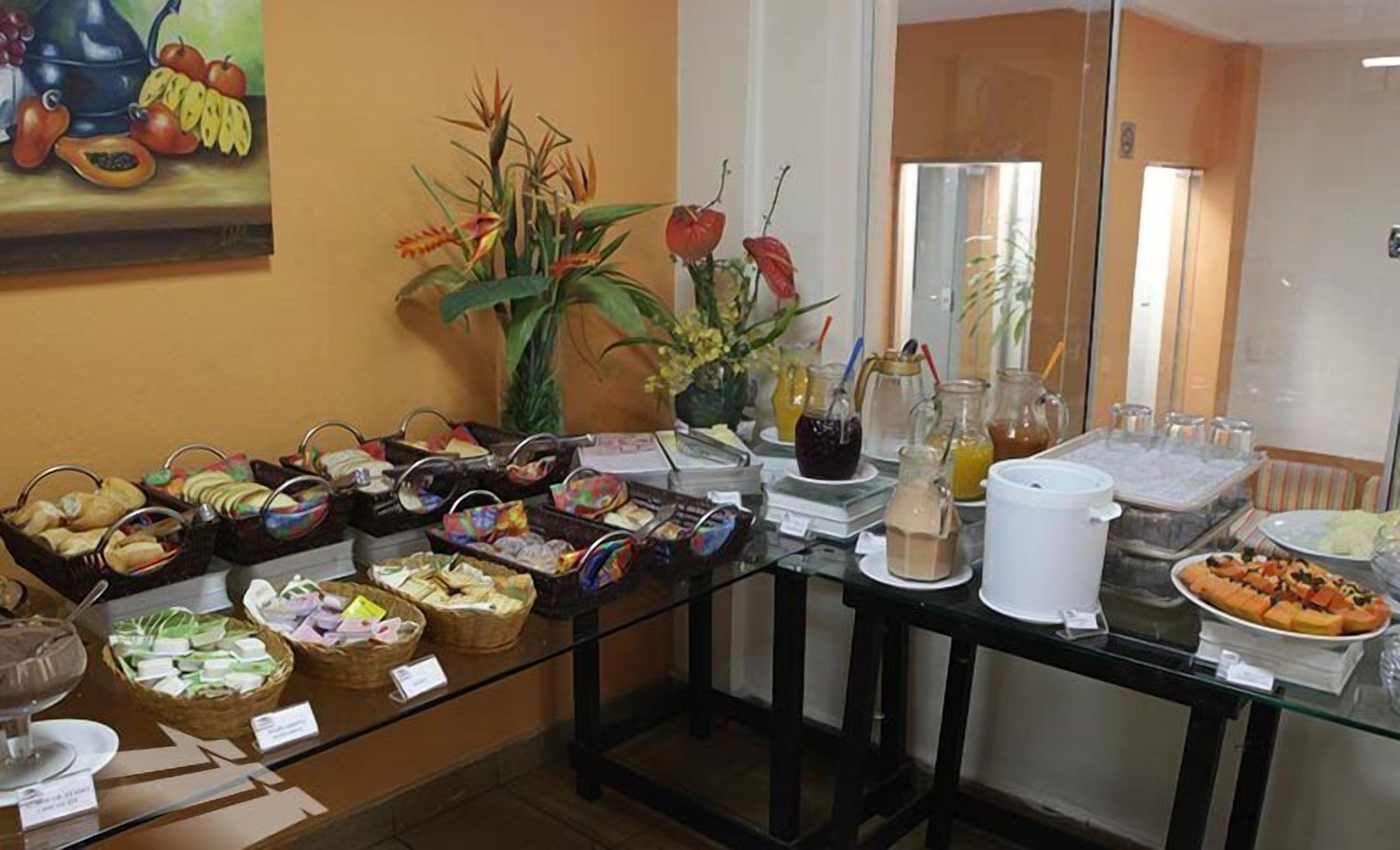 Café da manhã com buffet grátis todos os dias