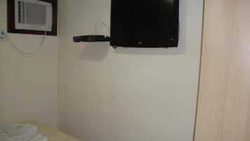 Cofres nos quartos, escrivaninha, cortinas blackout