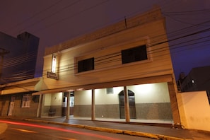 Façade de lâhĂ©bergement - soirĂ©e/nuit