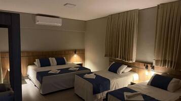 Cofres nos quartos, escrivaninha, cortinas blackout