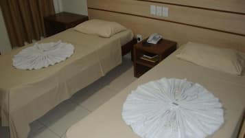 Cofres nos quartos, escrivaninha, cortinas blackout