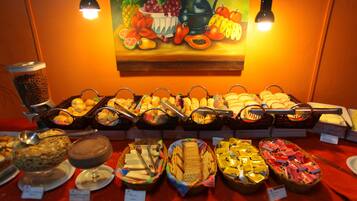 Café da manhã com buffet grátis todos os dias