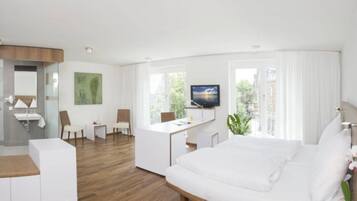 Minibar, caja de seguridad en la habitación y escritorio