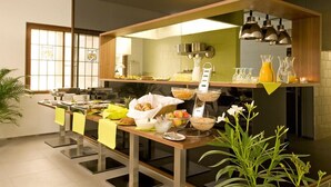 Een moderne keuken met een buffetopstelling, inclusief diverse gerechten en dranken.