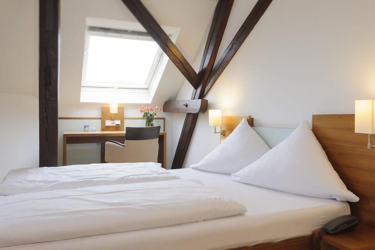 Hypo-allergenic bedding, minibar, in-room safe, desk