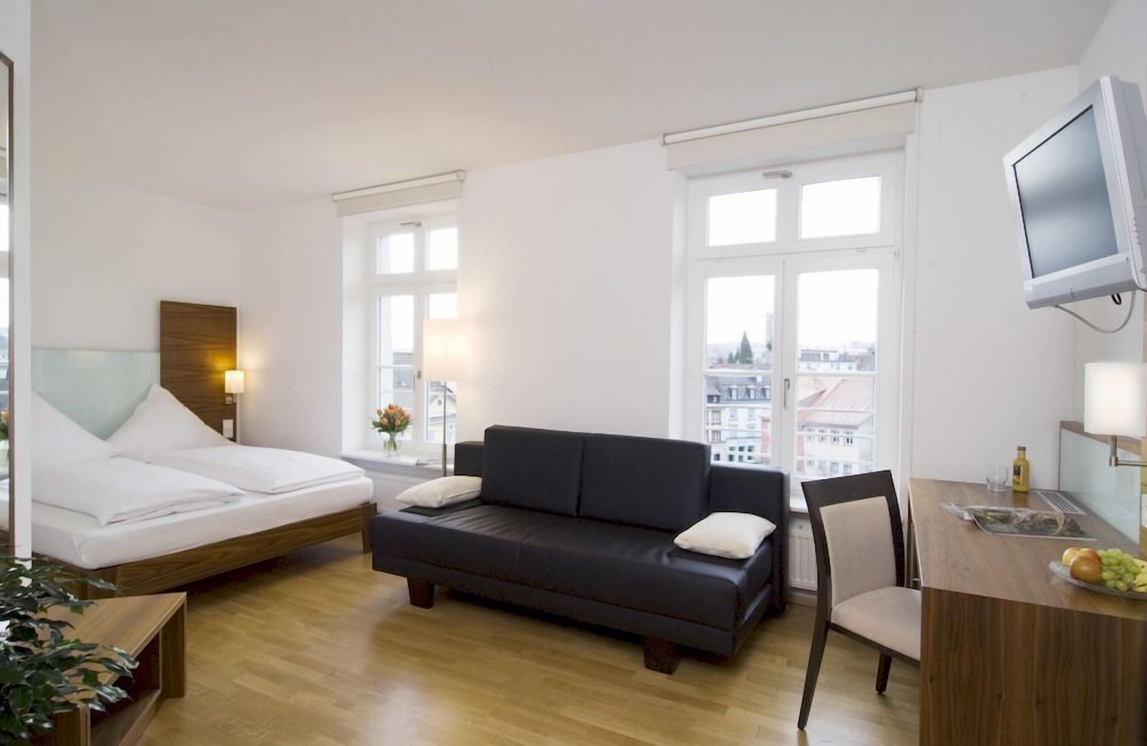 Allergikerbettwaren, Minibar, Zimmersafe, Schreibtisch