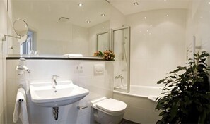 Habitación triple | Baño | Artículos de higiene personal gratuitos, secador de pelo y toallas