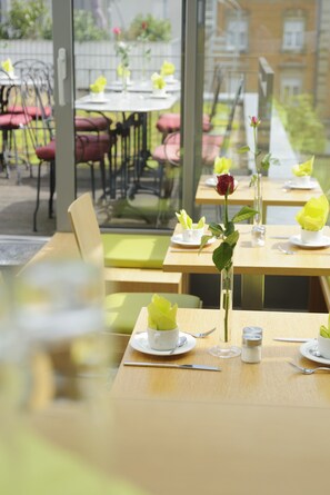 朝食 (コンチネンタル ブレックファスト)、毎日提供 (無料)