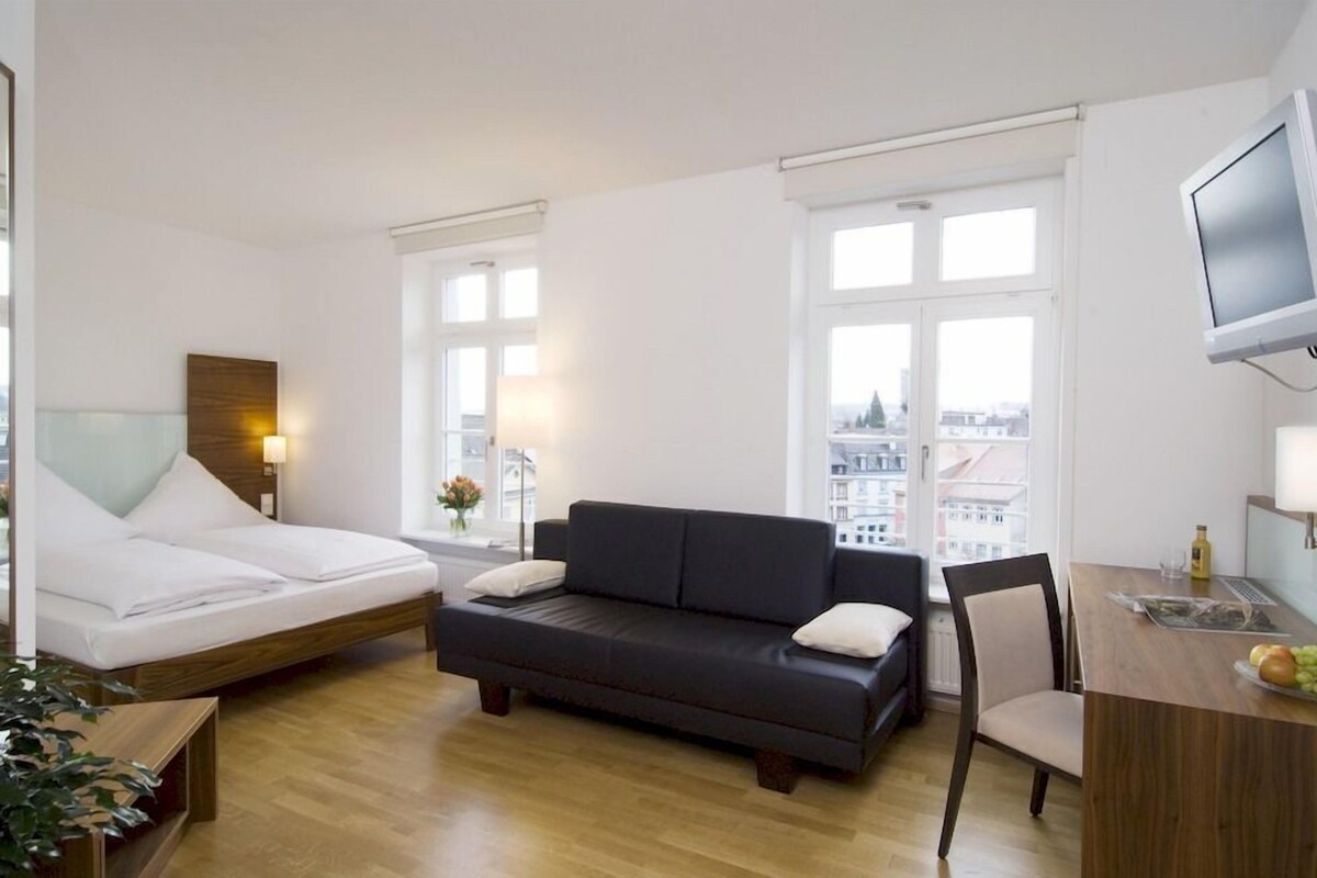 Hypo-allergenic bedding, minibar, in-room safe, desk