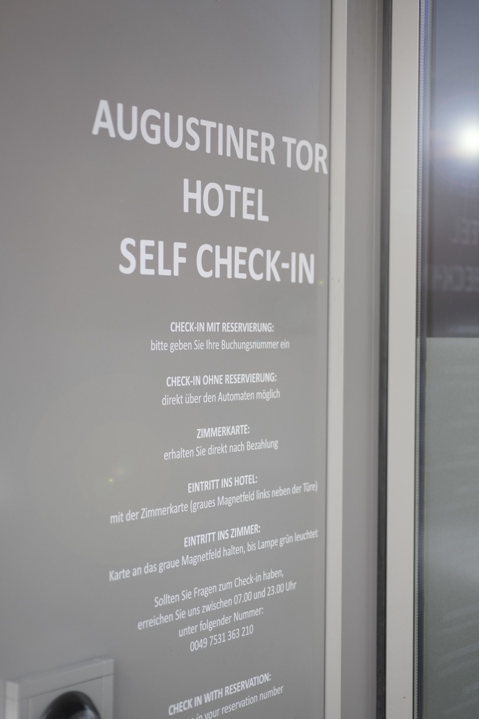 Een zelf incheckbord bij Hotel Augustiner Tor.