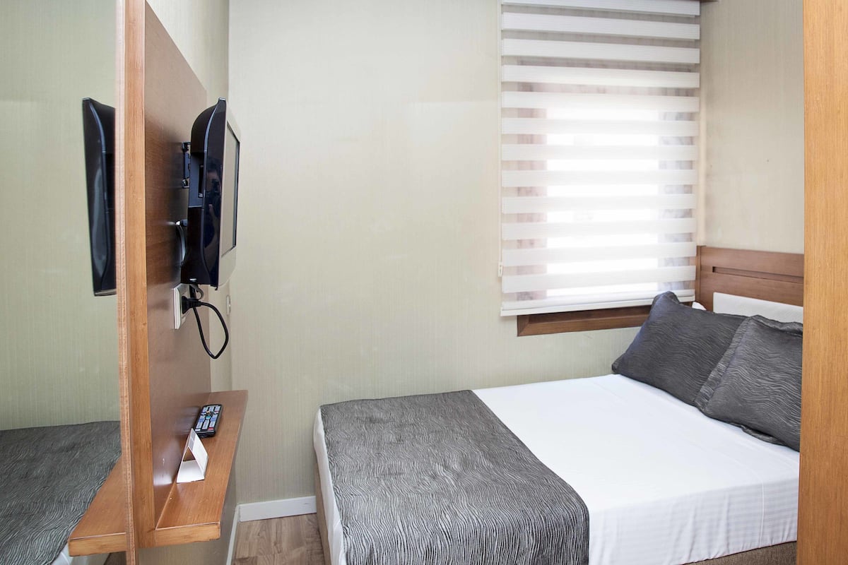 Safe på rommet, blendingsgardiner, wi-fi (inkludert) og sengetøy