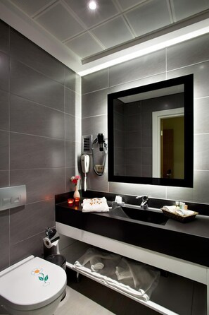 Shower, hair dryer, slippers, bidet - Sorriso Hotel (Istanbul)