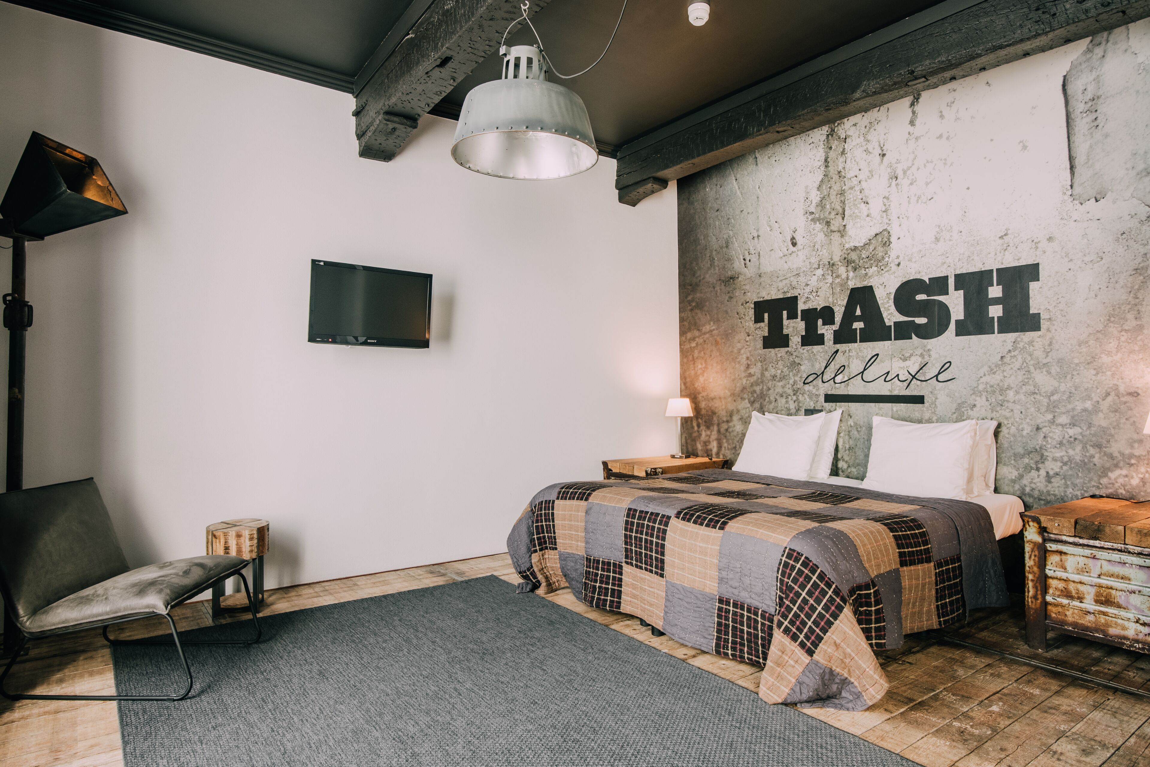 deluxe double room | minibar, in-room safe, individually decorated, individually furnished