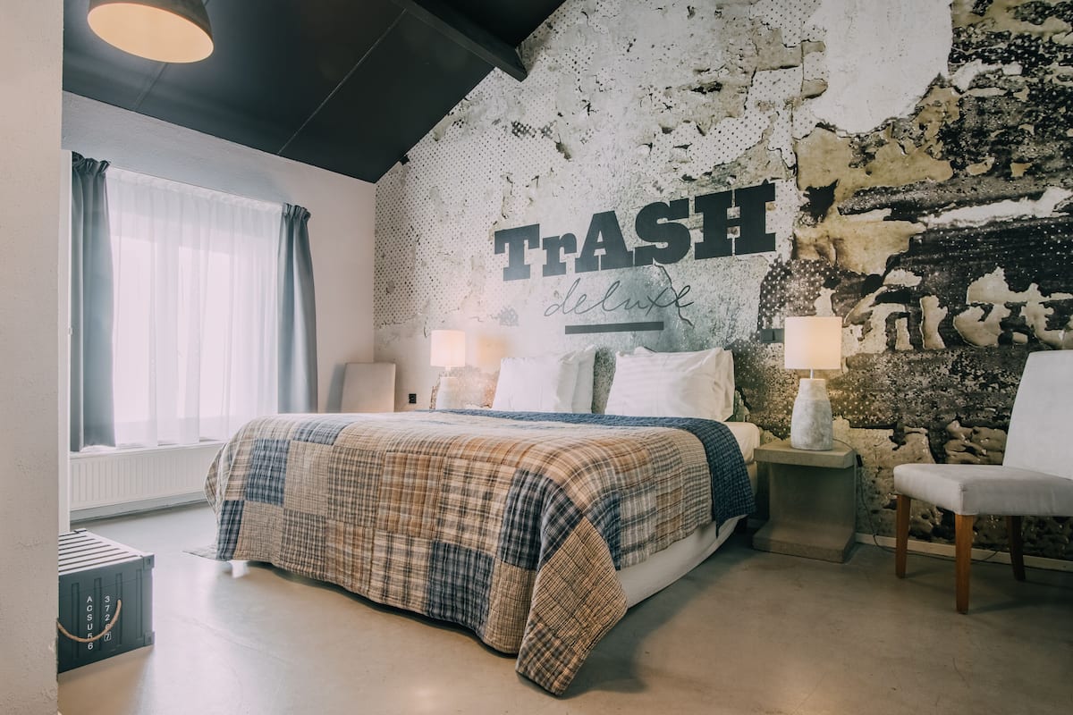 standard double room | minibar, in-room safe, individually decorated, individually furnished