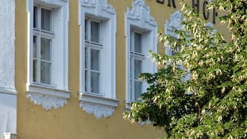 Un edificio con el cartel