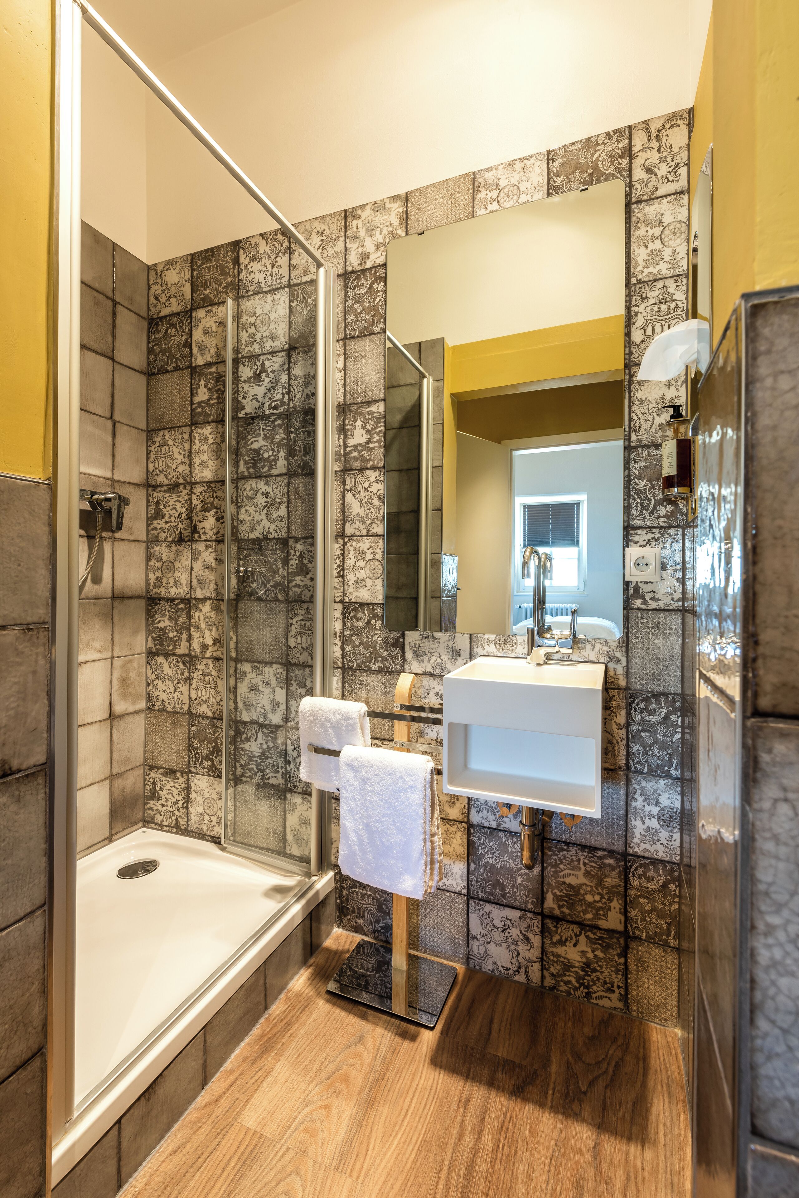 comfort single room | bathroom | free toiletries, hair dryer, slippers, towels