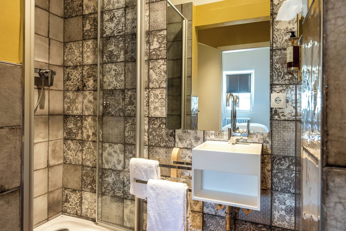 comfort single room | bathroom | free toiletries, hair dryer, slippers, towels