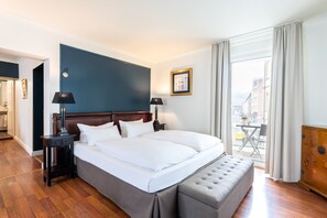 Suite | Allergitestet sengetøy, minibar, safe på rommet og individuelt dekorert