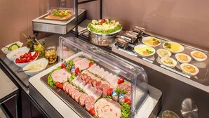 A buffet with various food options including meats, salads, and vegan dishes. - Hotel Würzburger Hof (Würzburg)
