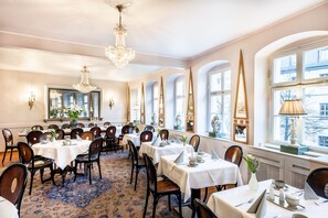 Daily buffet breakfast for a fee - Hotel Würzburger Hof (Würzburg)