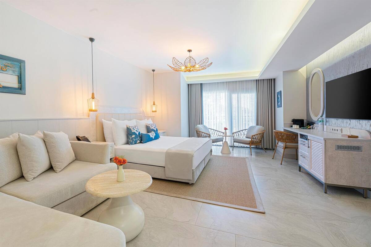 Deluxe Tek Büyük veya İki Ayrı Yataklı Oda, 1 Yatak Odası, Sigara İçilmez, Kısmi Deniz Manzaralı | Kaliteli yatak takımı, minibar, odada kasa