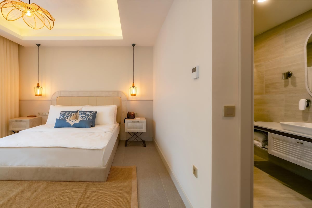 Suite júnior, 1 dormitori, piscina privada, vistes al jardí | 1 dormitori, roba de llit d'alta qualitat i minibar