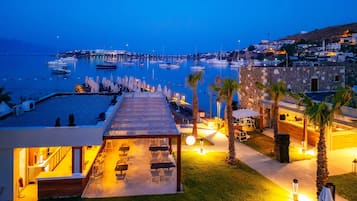 Playa privada, sillas reclinables de playa, sombrillas, toallas de playa