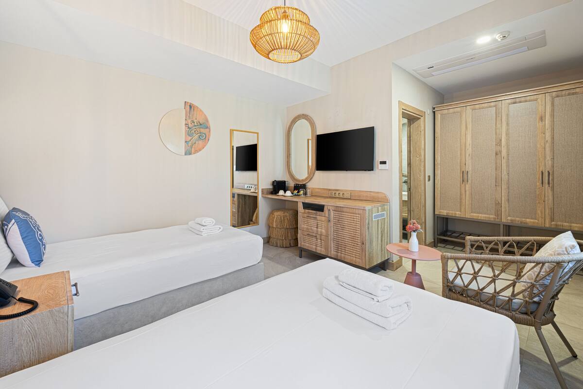Kaliteli yatak takımı, minibar, odada kasa 